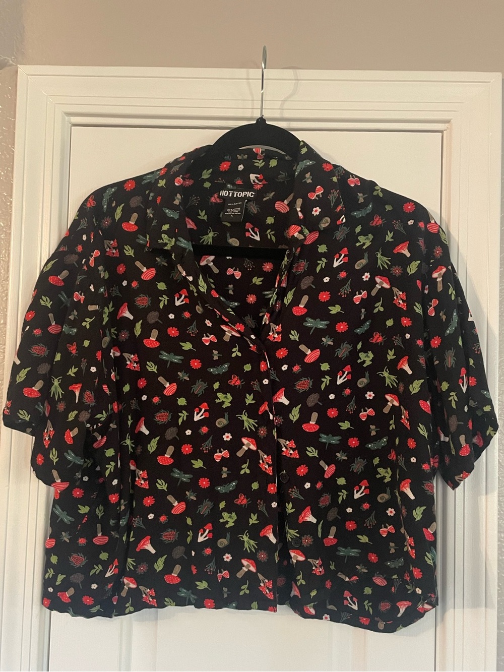 Hot Topic Black Button Down Mushroom Bug and Plant Crop Shirt Sz L
